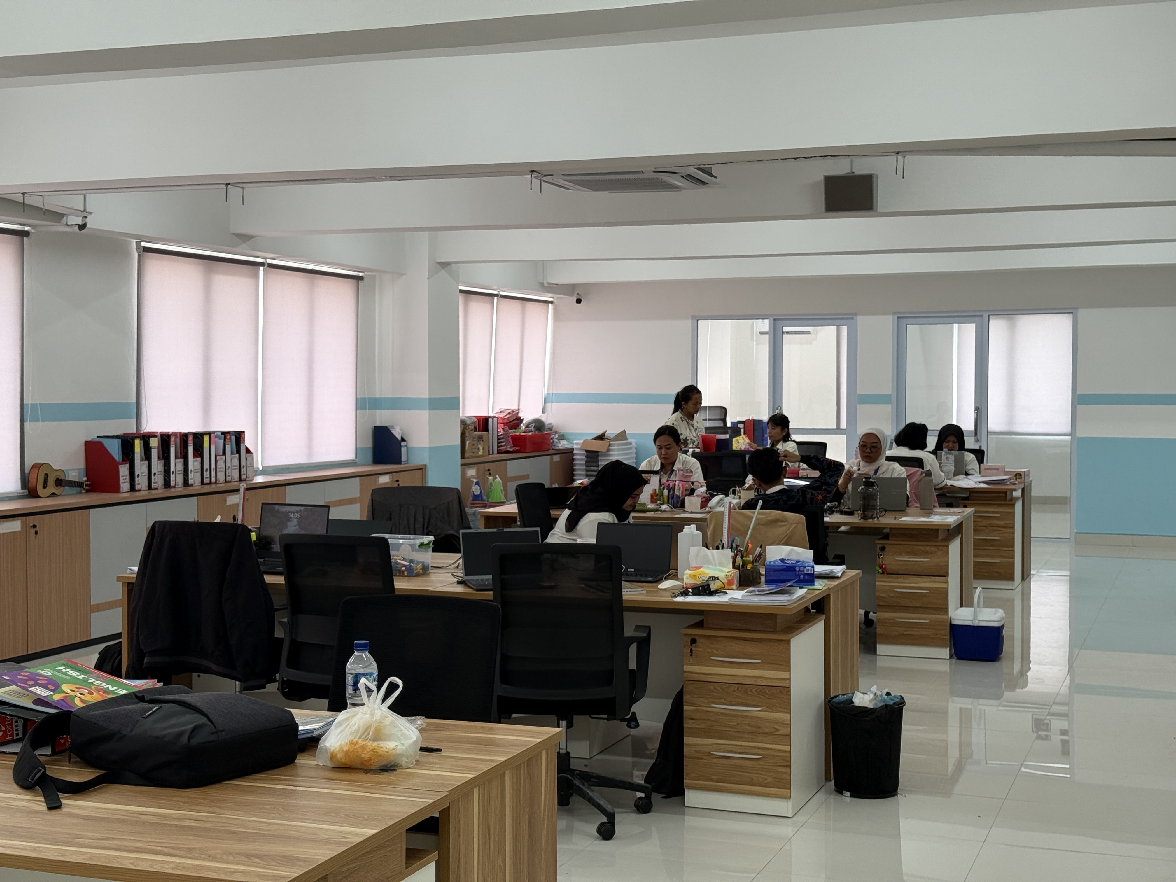 R. Guru dan Staff(3)